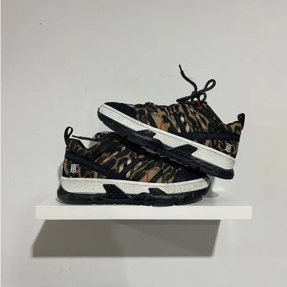 Burberry Tan Black Heart Print Ponyhair Low-top Sneakers  Burberry Leopard Pattern Sneakers - Black and Tan